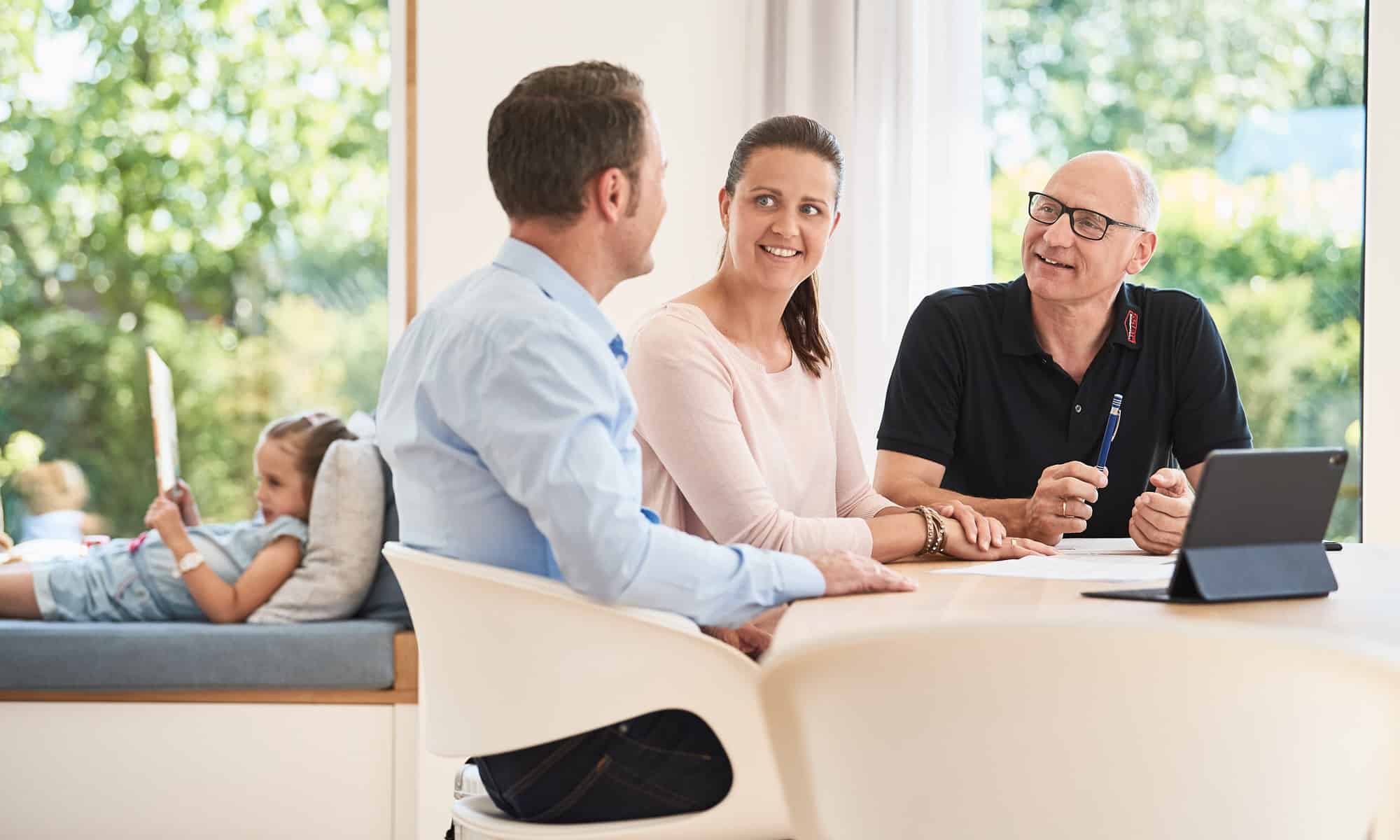 Beratungsszene Musterhaus Life Oberrot von Fertighaus WEISS