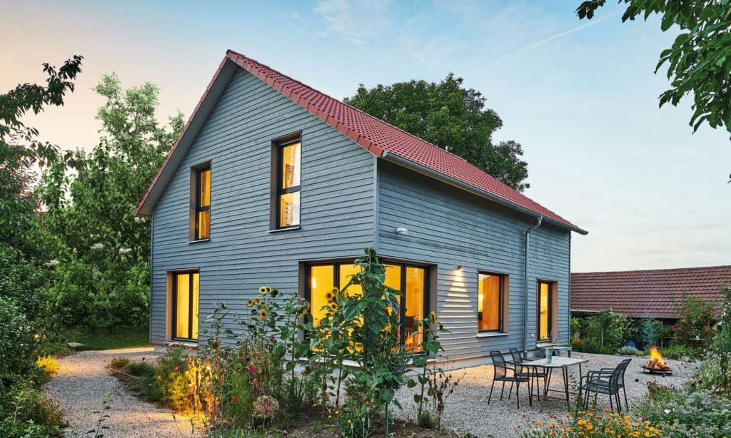 Außenansicht Haus Garten von Fertighaus WEISS