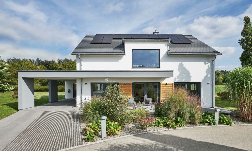 Garten und Einfahrt Musterhaus Günzburg von Fertighaus WEISS