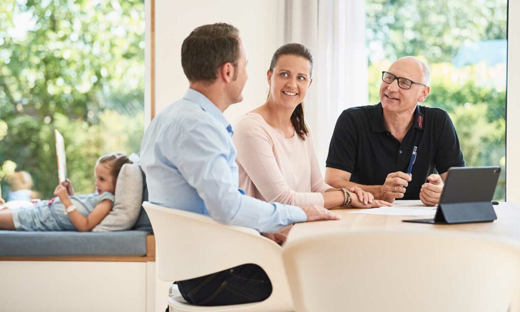 Beratungsszene Musterhaus Life Oberrot von Fertighaus WEISS