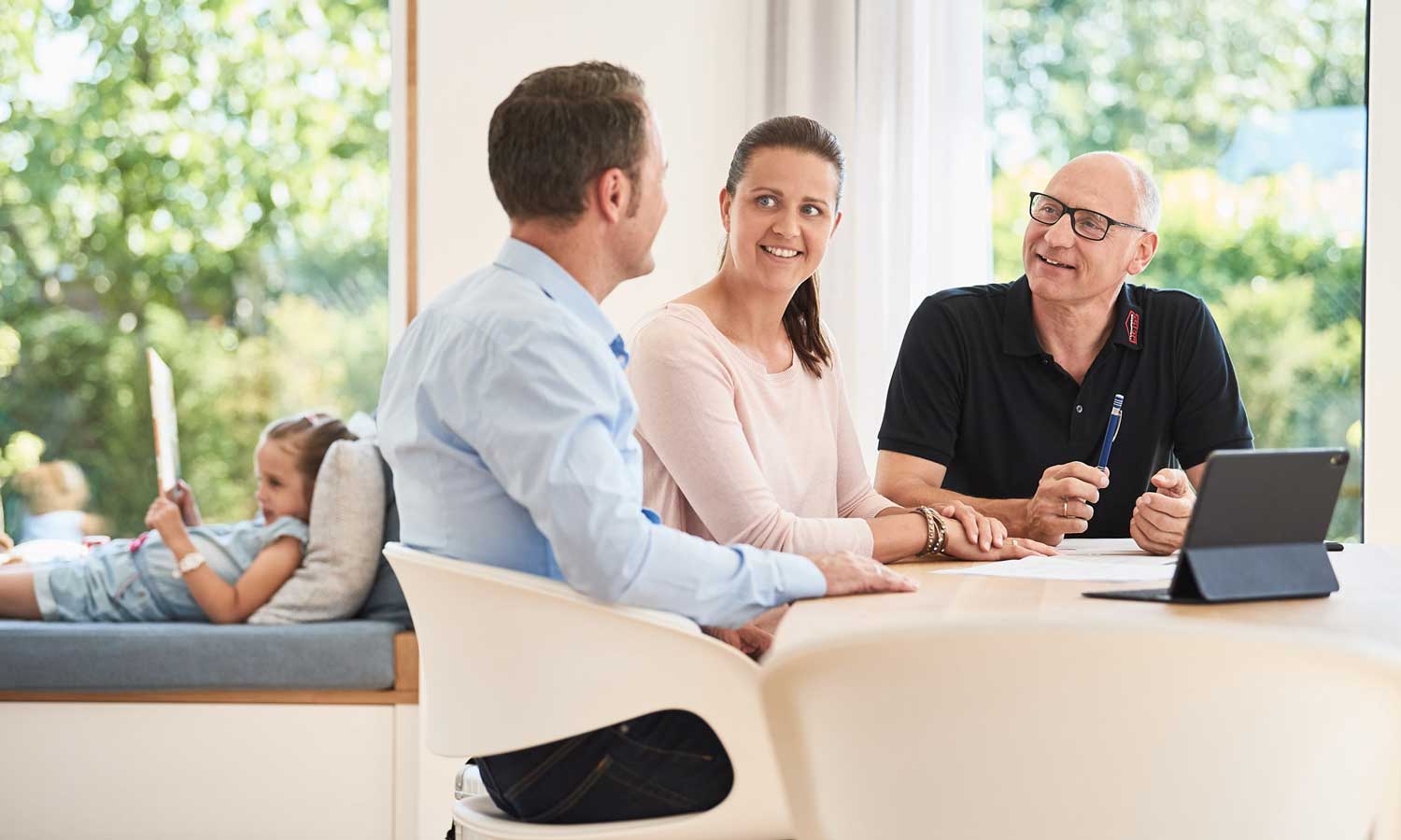 Beratungsszene Musterhaus Life Oberrot von Fertighaus WEISS