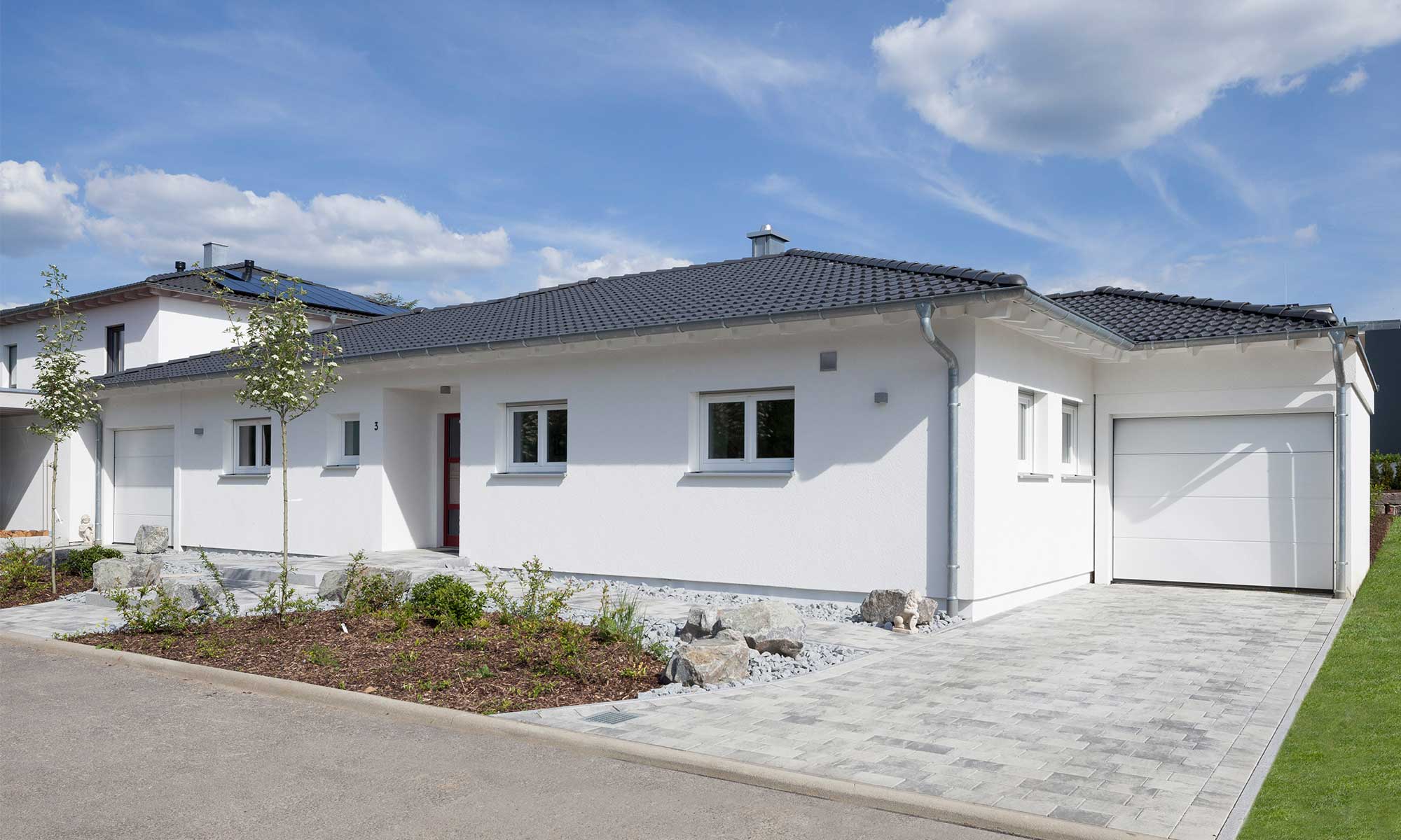 Einfahrt und Frontansicht Haus Kroll von Fertigahaus WEISS