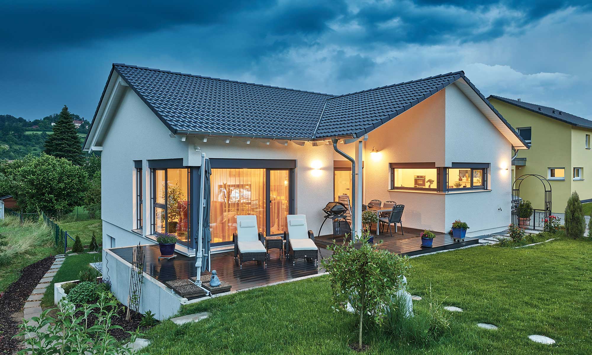 Terrasse und Garten Haus Maier von Fertighaus WEISS