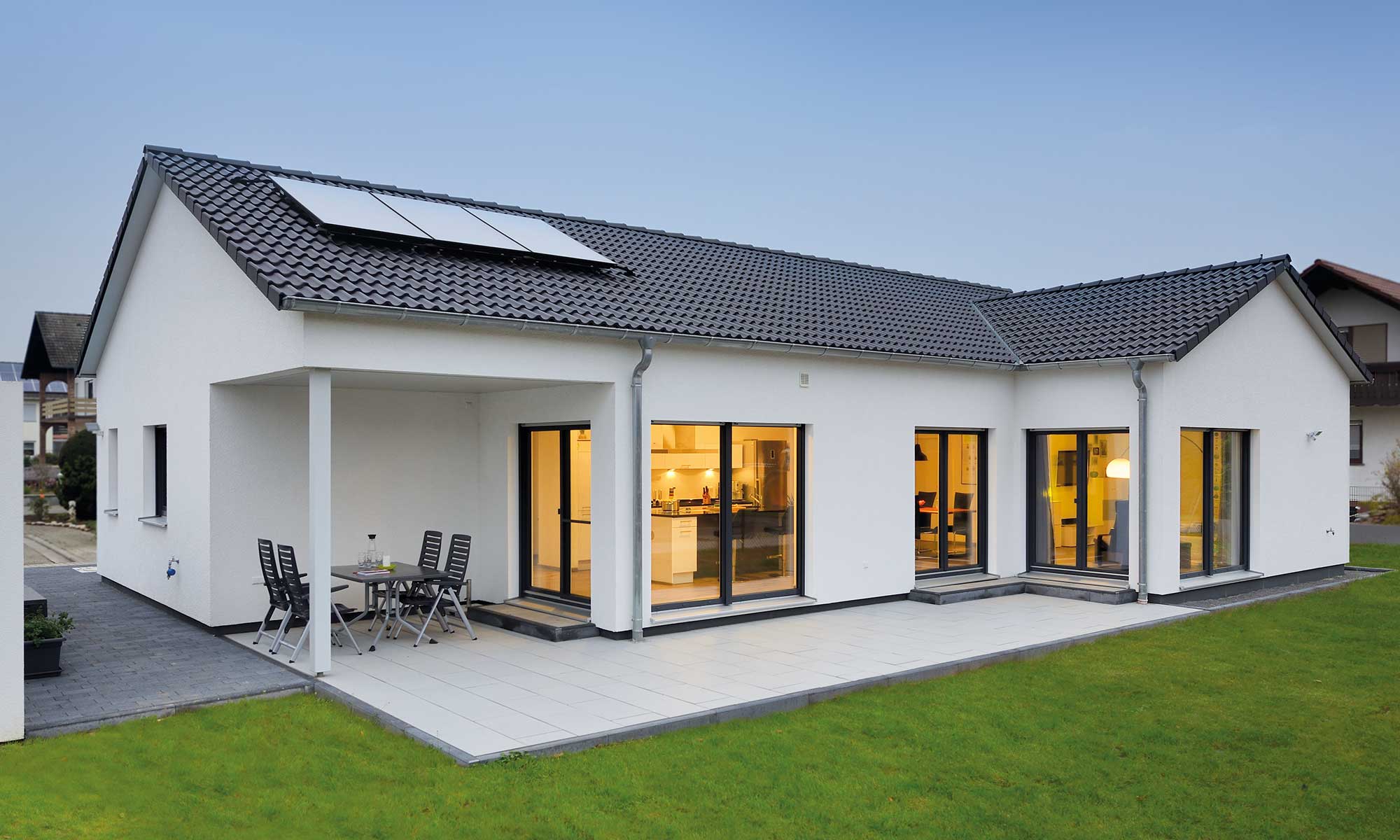 Terrasse und Garten Bungalow Pauli von Fertighaus WEISS