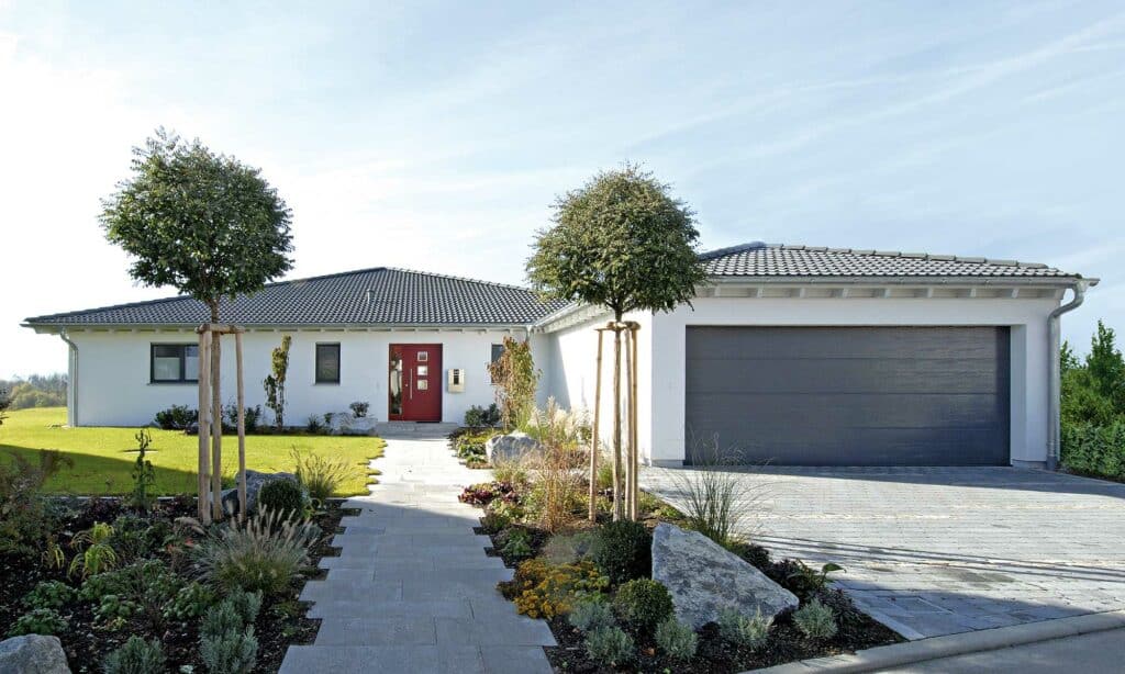 Einfahrt und Hauszugang Haus Stift von Fertighaus WEISS