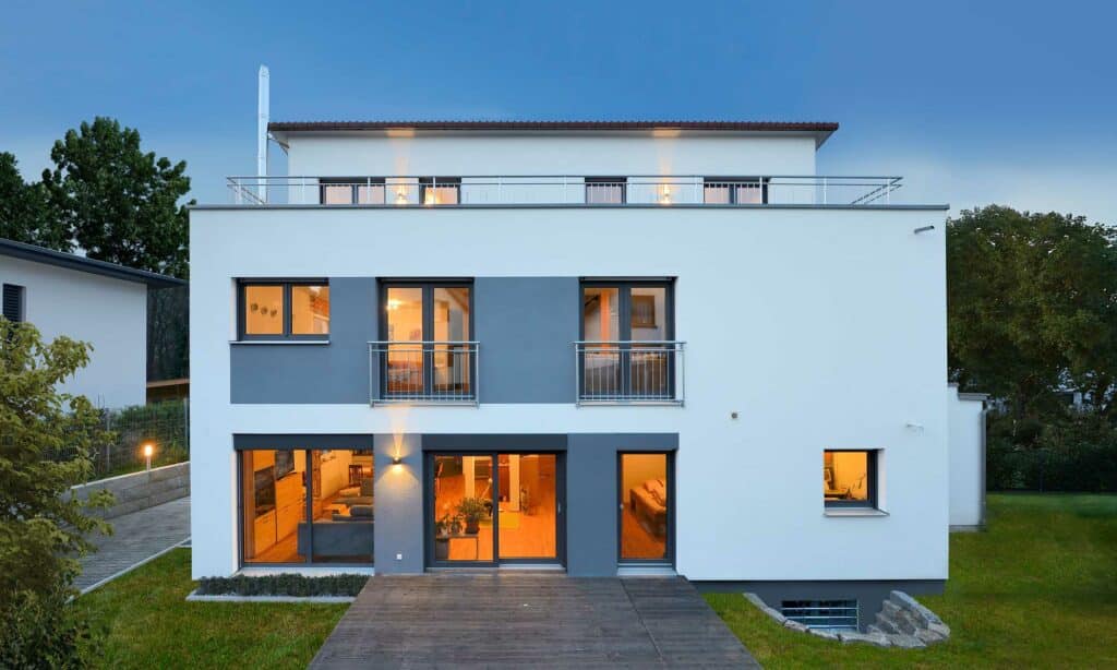 Fertighaus-Mehrfamilienhaus-Haus-Molt Terrasse Pultdach Haus Molt von Fertighaus WEISS