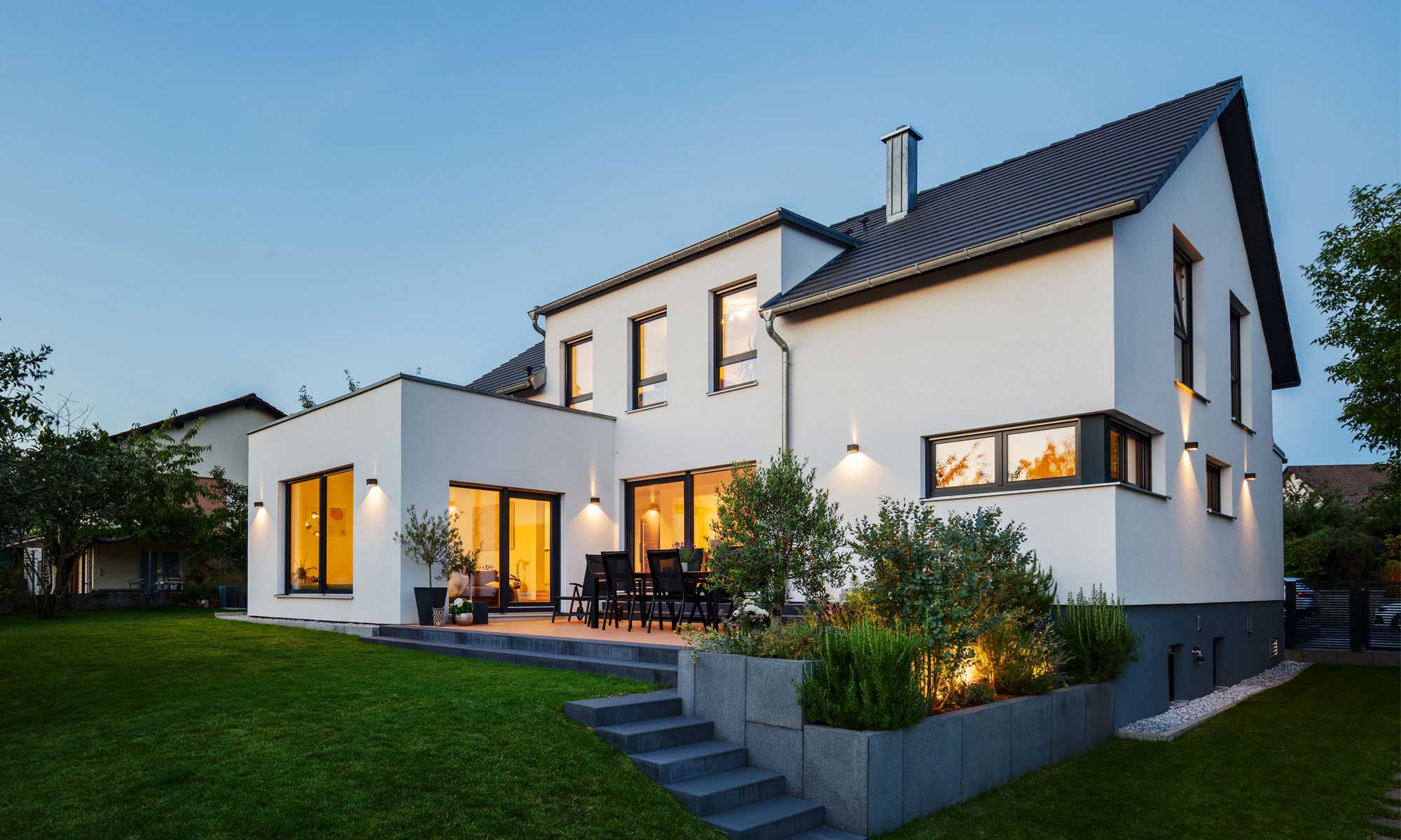 Garten und Terrasse Satteldach Haus John von Fertighaus WEISS