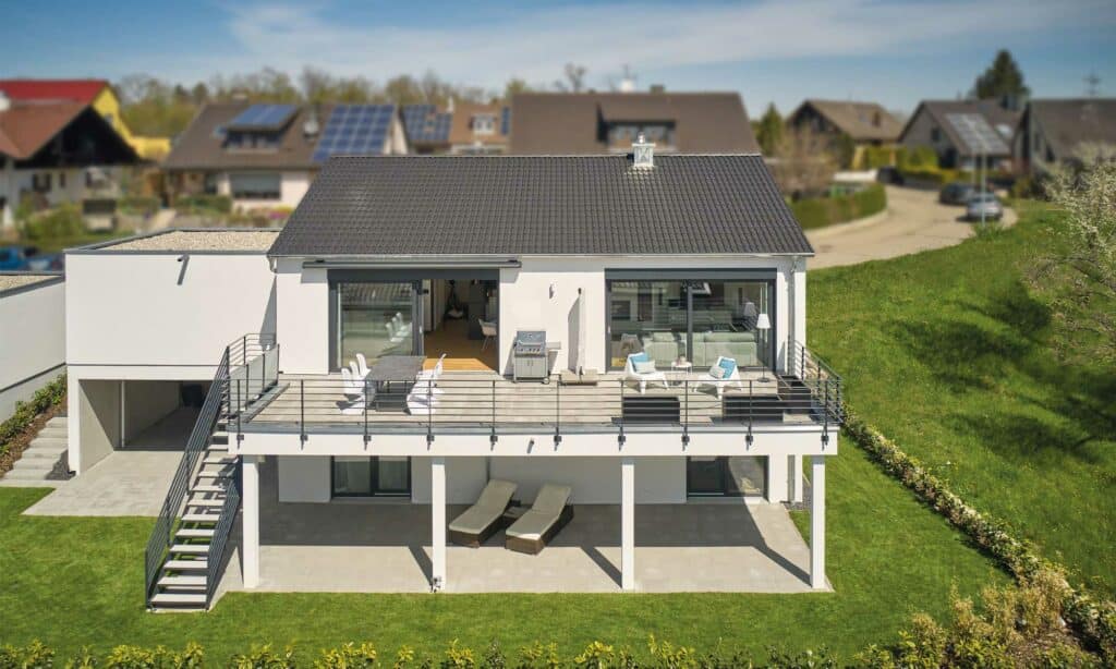 Balkon und Terrasse Satteldach Haus Möller von Fertighaus WEISS