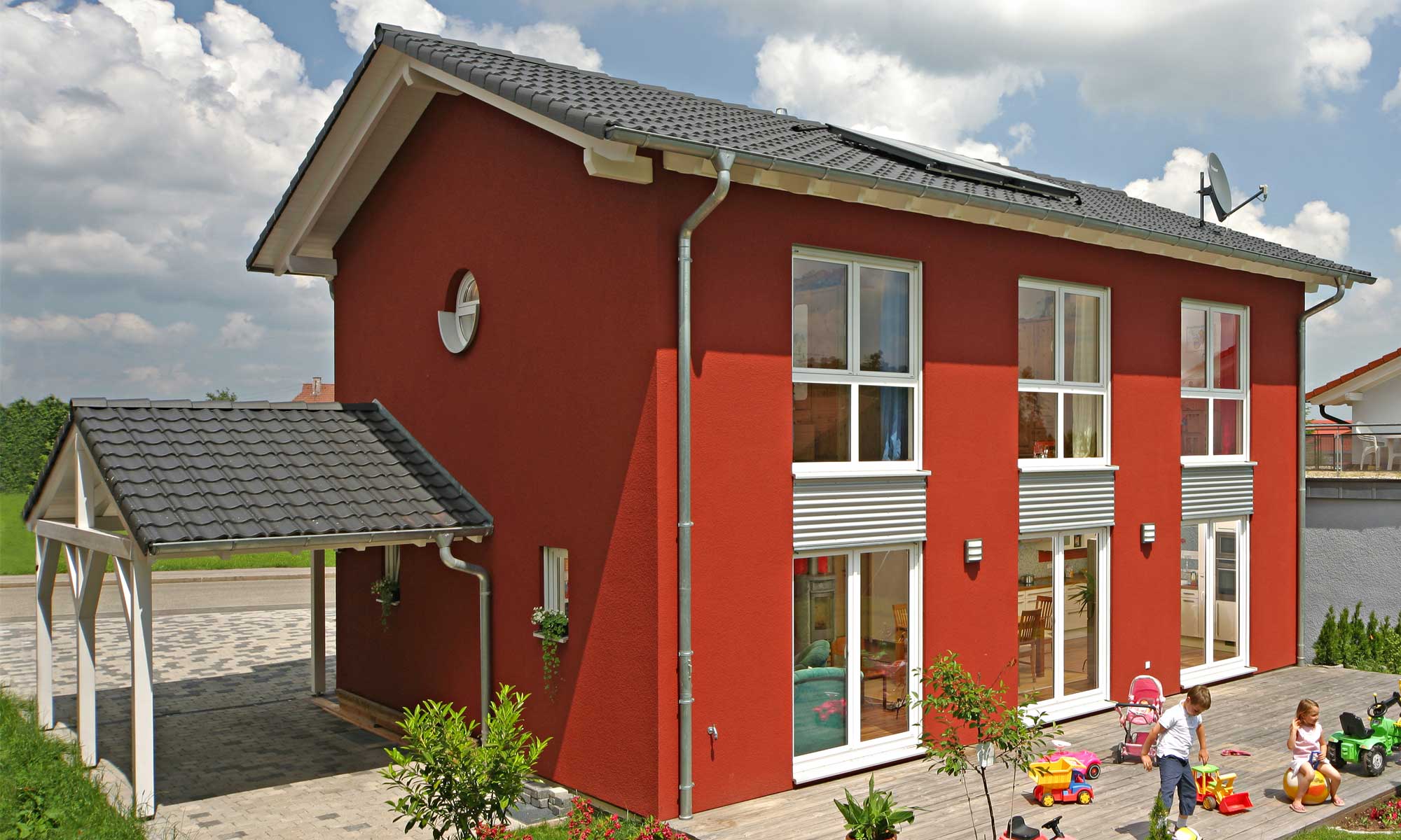 Einfahrt und Terrasse Haus Ruoff von Fertighaus WEISS