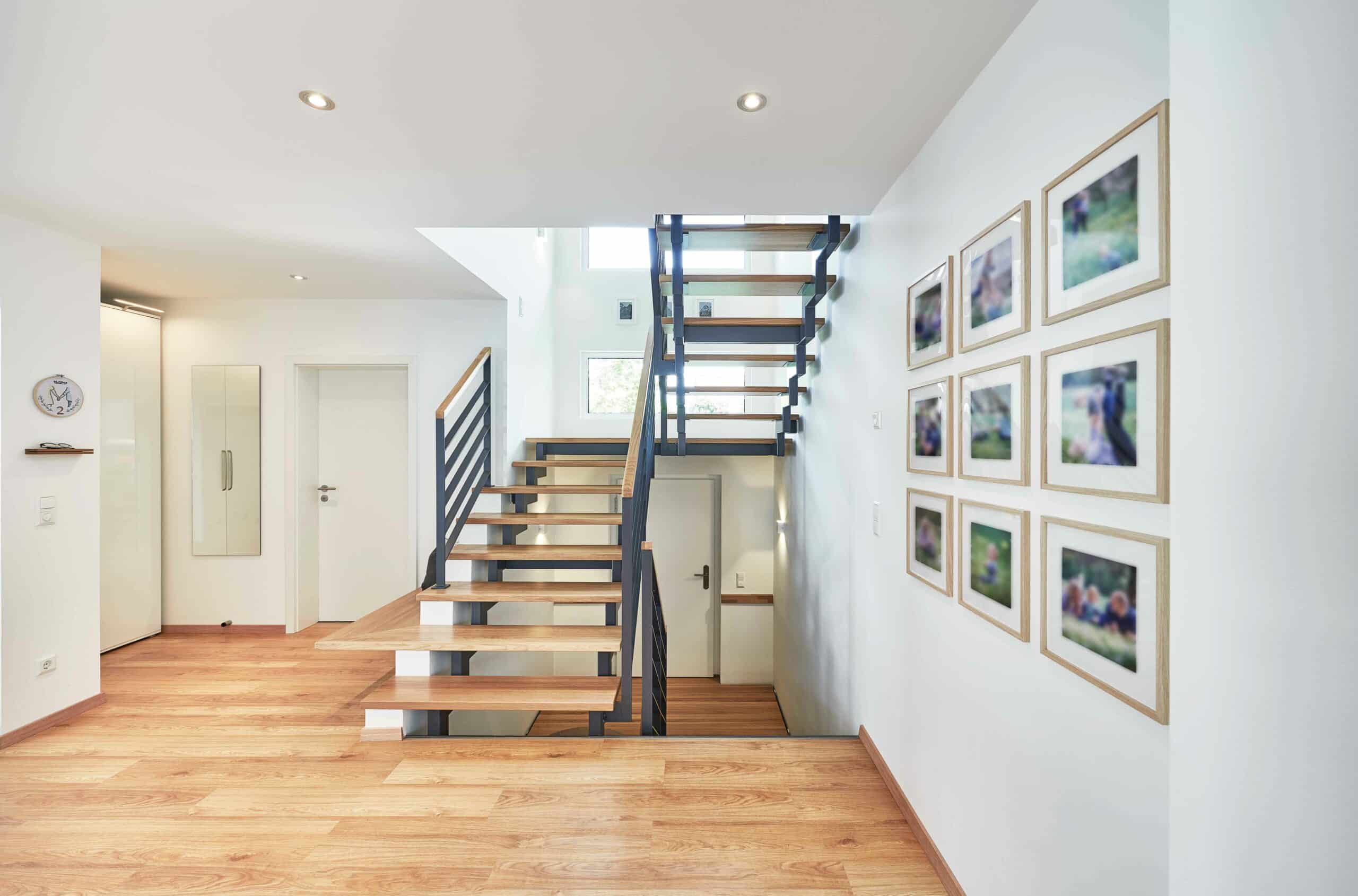 Fertighaus-Satteldach-Haus-Veith-Treppe-quer Treppe Satteldach Haus Veith von Fertighaus WEISS