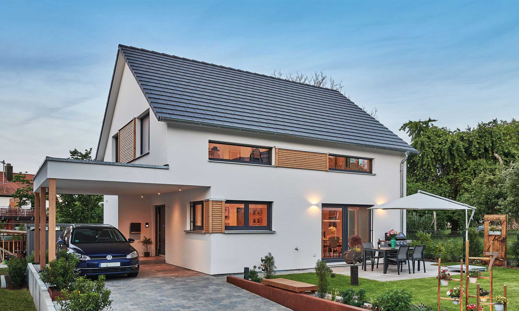 Garten Satteldach Haus Veith von Fertighaus WEISS
