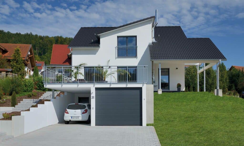 Einfahrt Haus Wellhäuser von Fertighaus WEISS