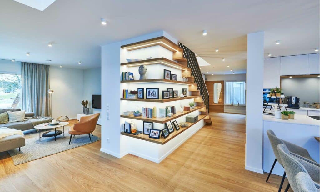 Treppenregal Musterhaus Balance Poing von Fertighaus WEISS