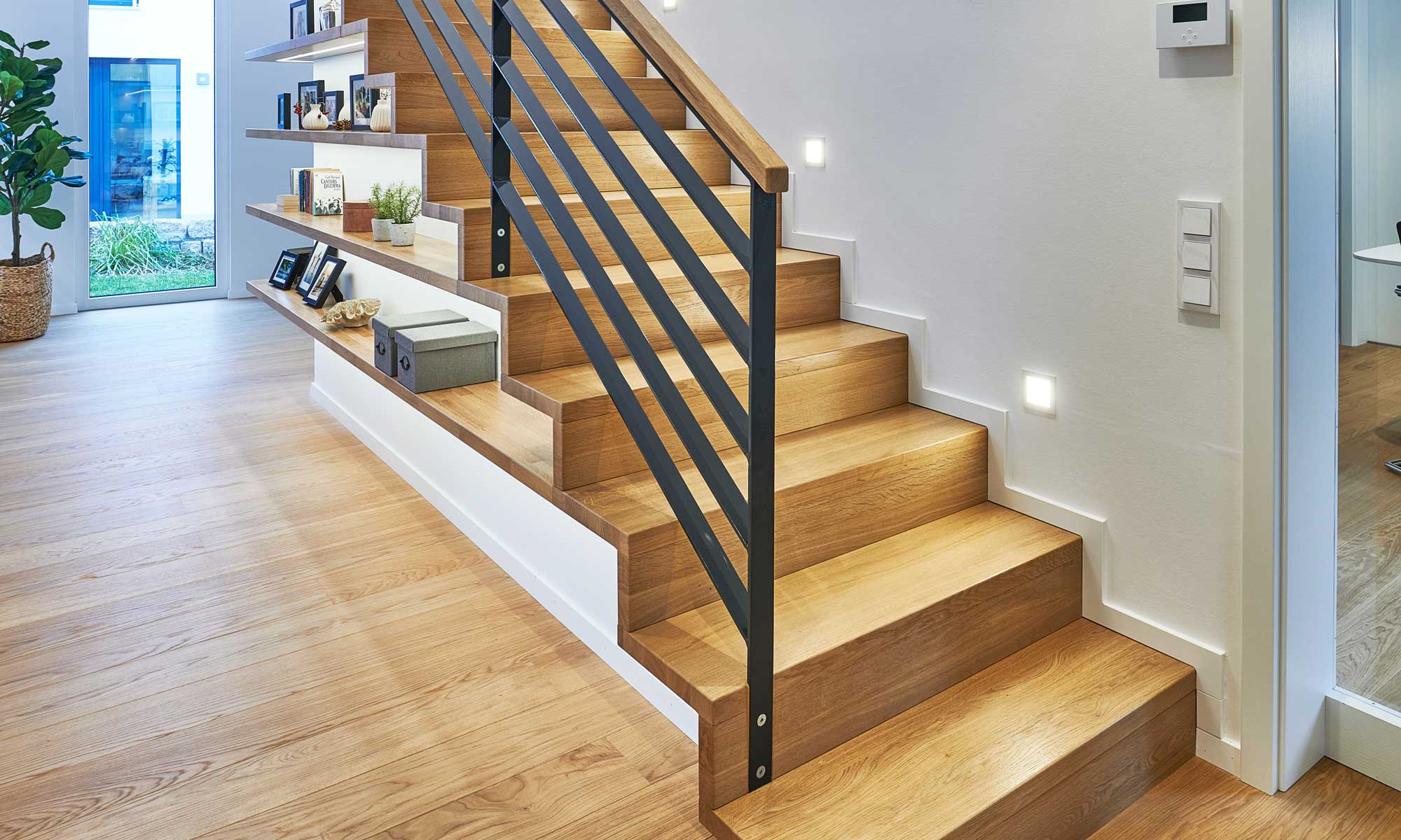 Treppe Musterhaus Balance Poing von Fertighaus WEISS