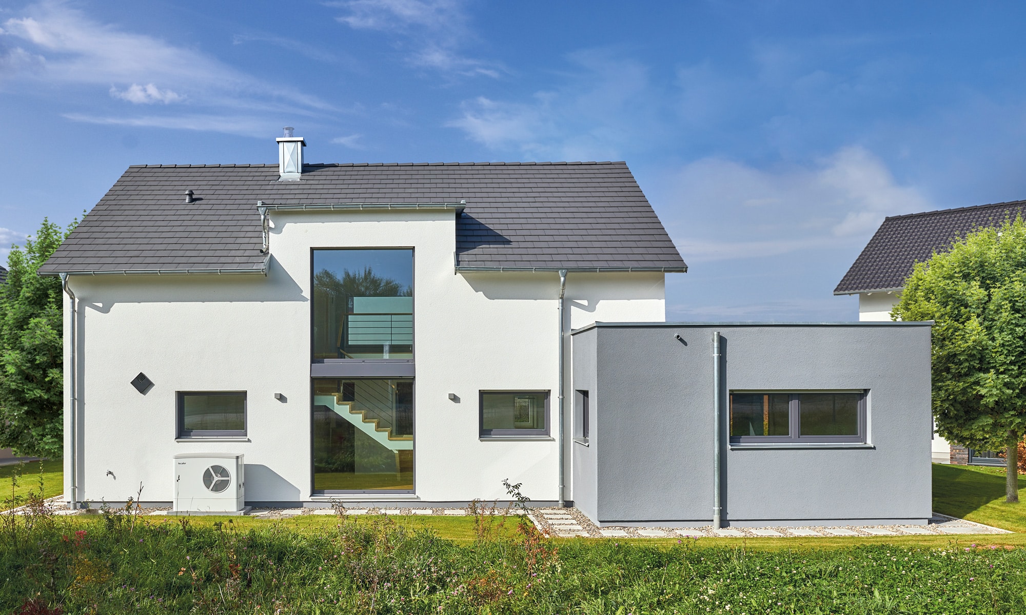 Musterhaus-Günzburg-Fertighaus-WEISS-Luft-Wasser-Wärmepumpe