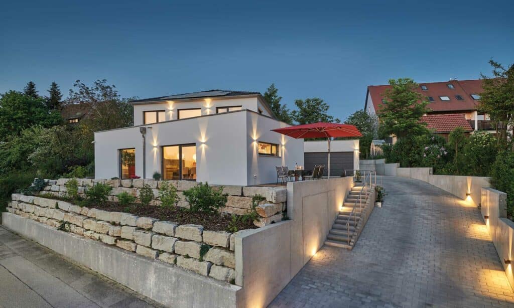Garten und Einfahrt Stadtvilla Grundmann von Fertighaus WEISS