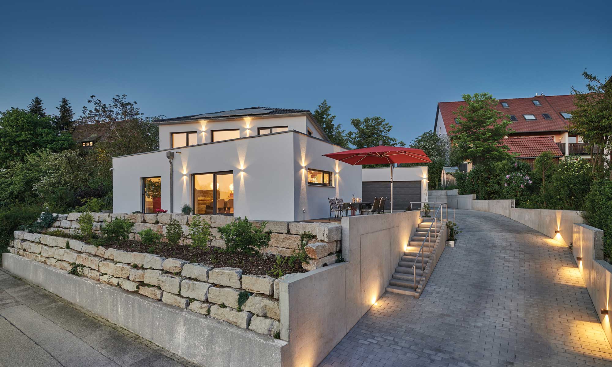 Garten und Einfahrt Stadtvilla Grundmann von Fertighaus WEISS