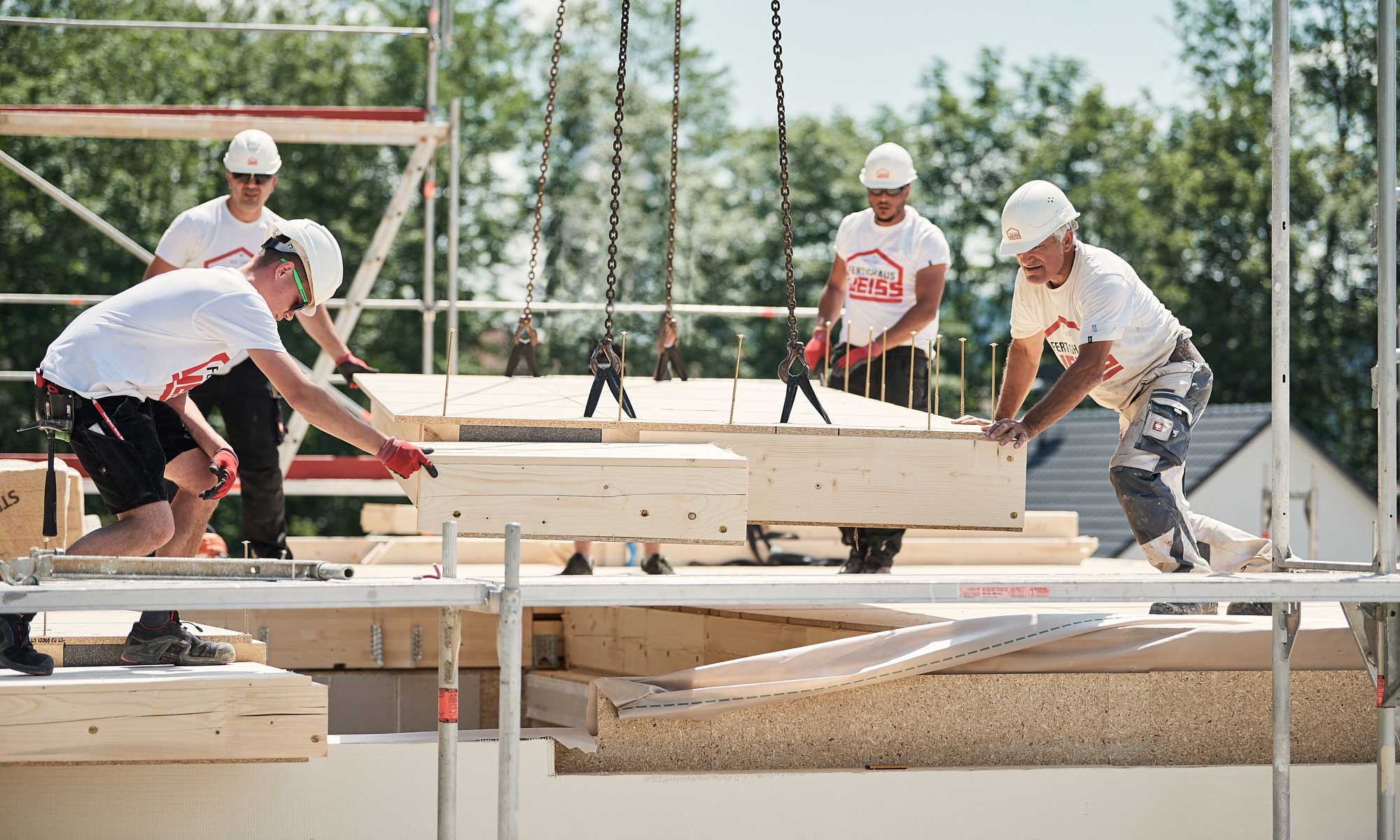 Baustelle Hausaufbau Fertighaus WEISS