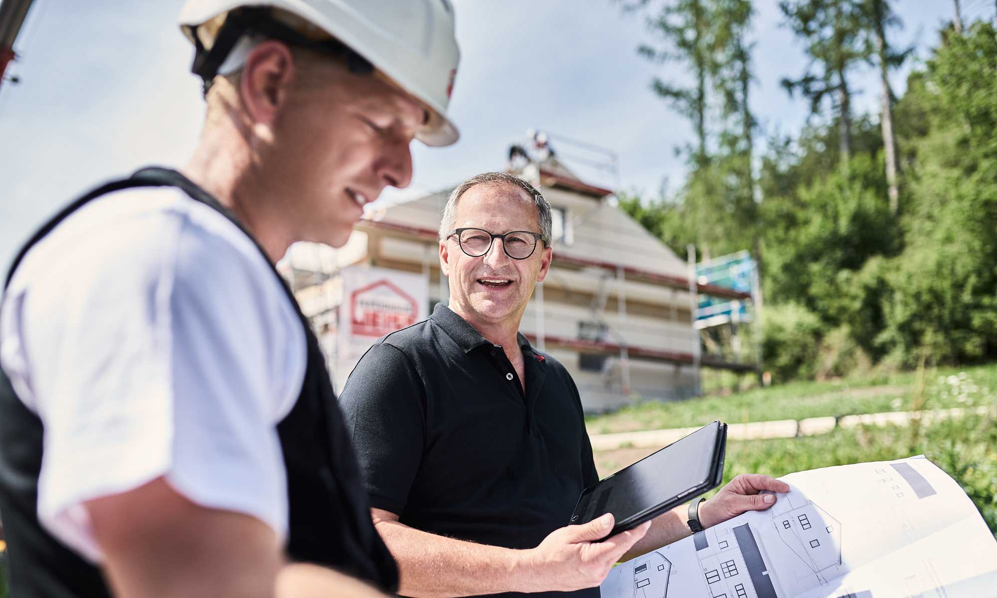 Bauleiter und Teamleiter auf der Baustelle bei Fertighaus WEISS