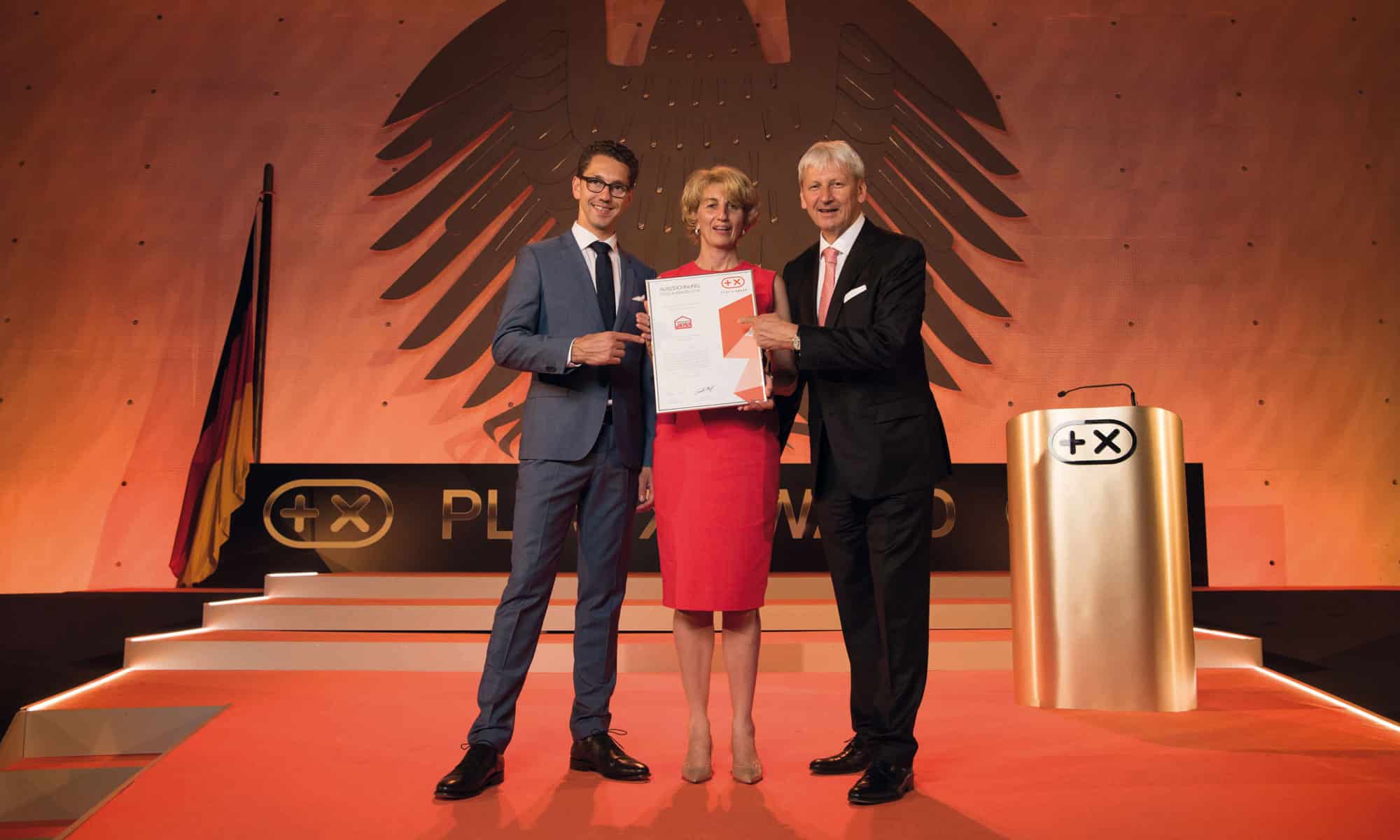 Preisverleihung Plus X Award für Fertighaus WEISS