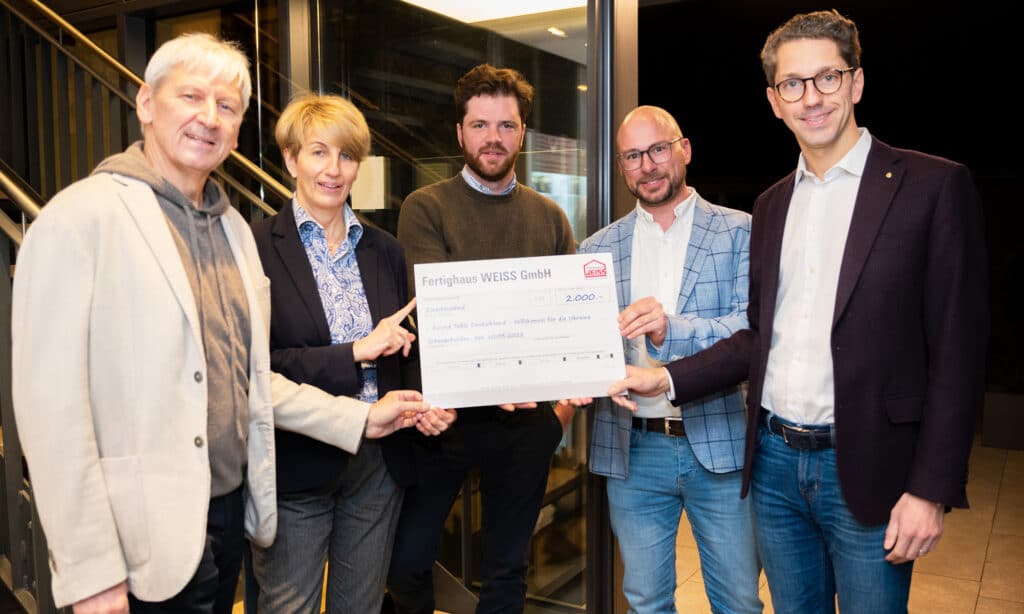 Spendenübergabe von Fertighaus WEISS