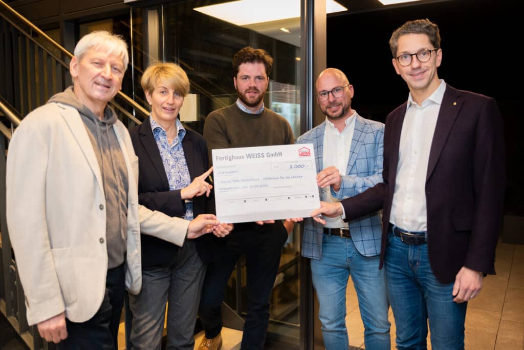 Spendeübergabe an die Round Tabler Fertighaus WEISS