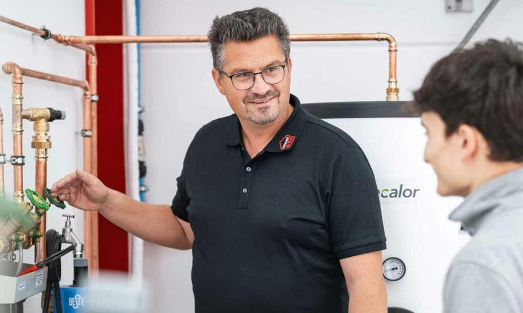 Bild Azubi Anlagenmechaniker Fertighaus Weiss