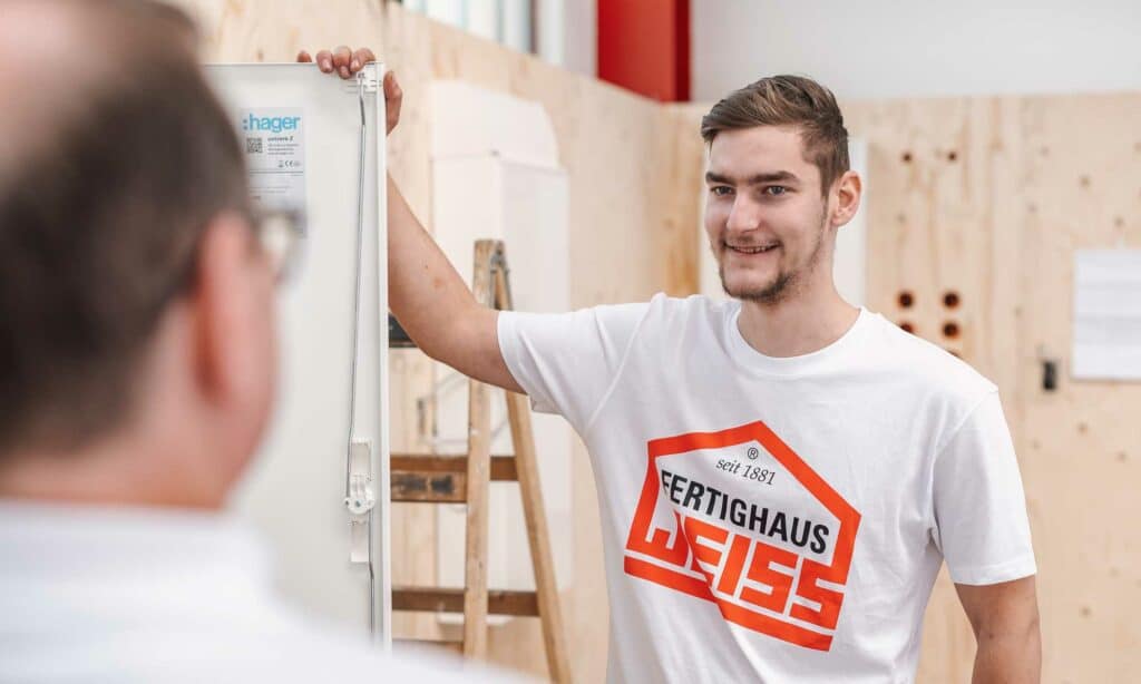 Bild Azubi Elektor Fertighaus Weiss