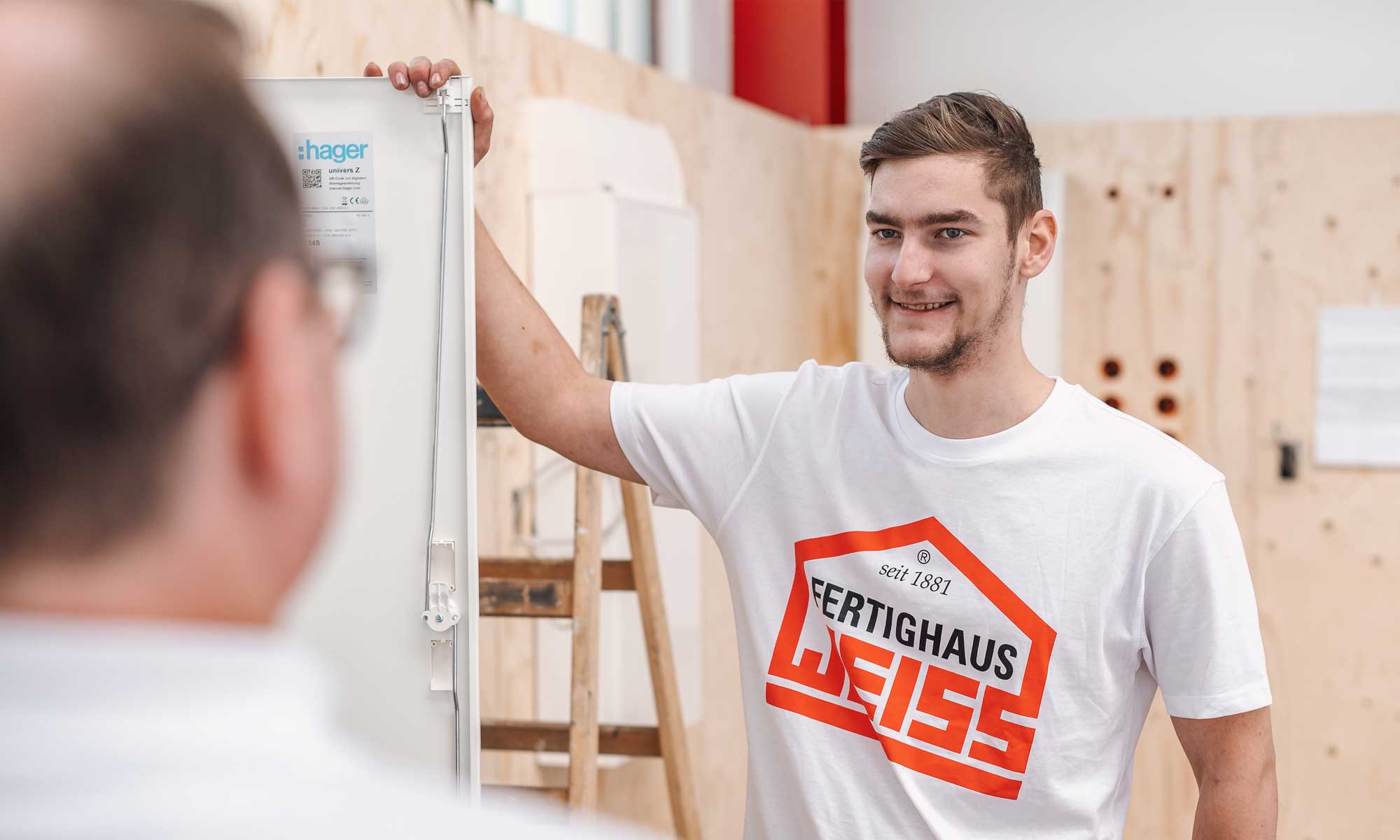 Bild Azubi Elektor Fertighaus Weiss