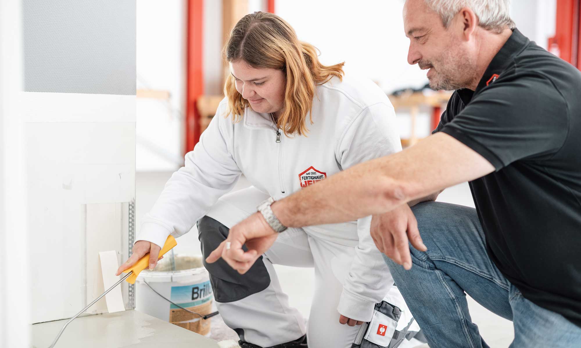 Bild Azubi Maler Fertighaus Weiss