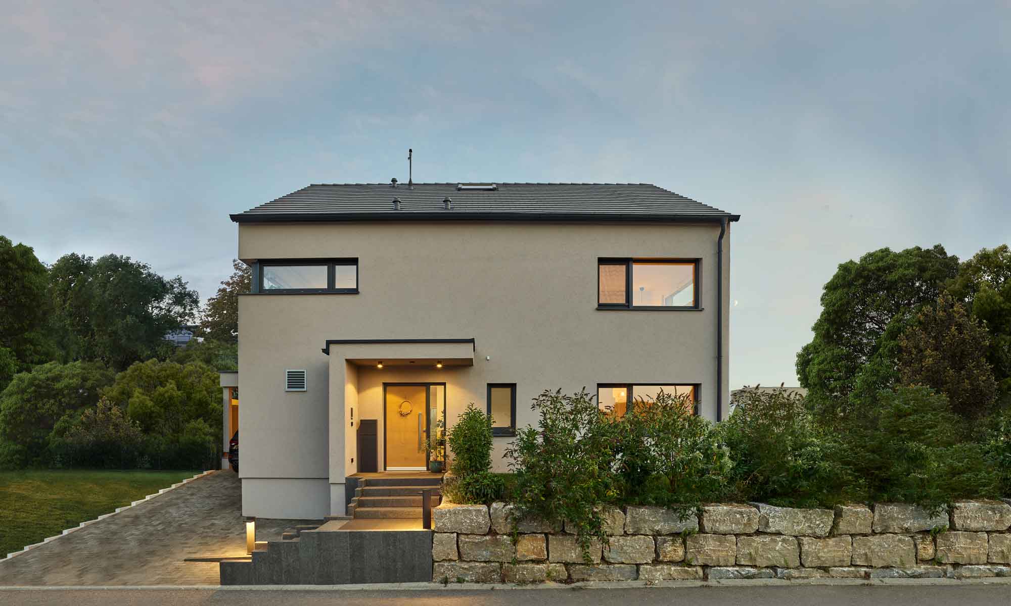 Fertighaus-WEISS-Haus-Seyfried-Straßenansicht