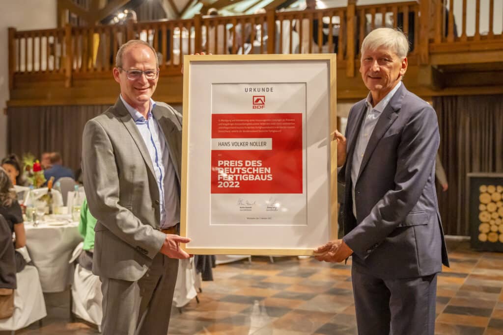Hans Volker Noller erhält den Preis des deutschen Fertigbaus