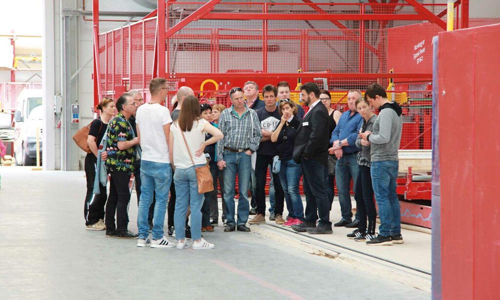 Werkführung am Tag der offenen Tür bei Fertighaus WEISS