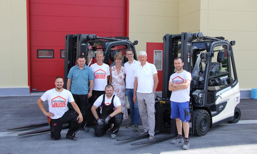 Geschäftsleitung und Mitarbeiter von Fertighaus WEISS nehmen neue E-Stapler in Empfang