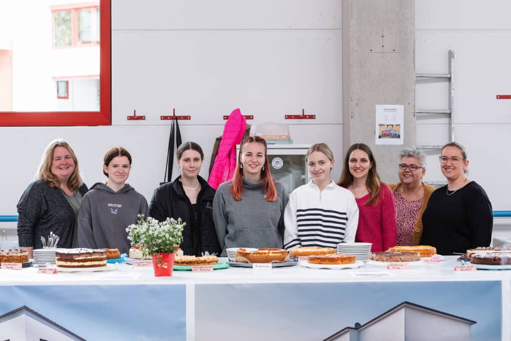 Tag der offenen Tür bei Fertighaus WEISS - Bewirtung durch Tanzsportkreis Untergröningen