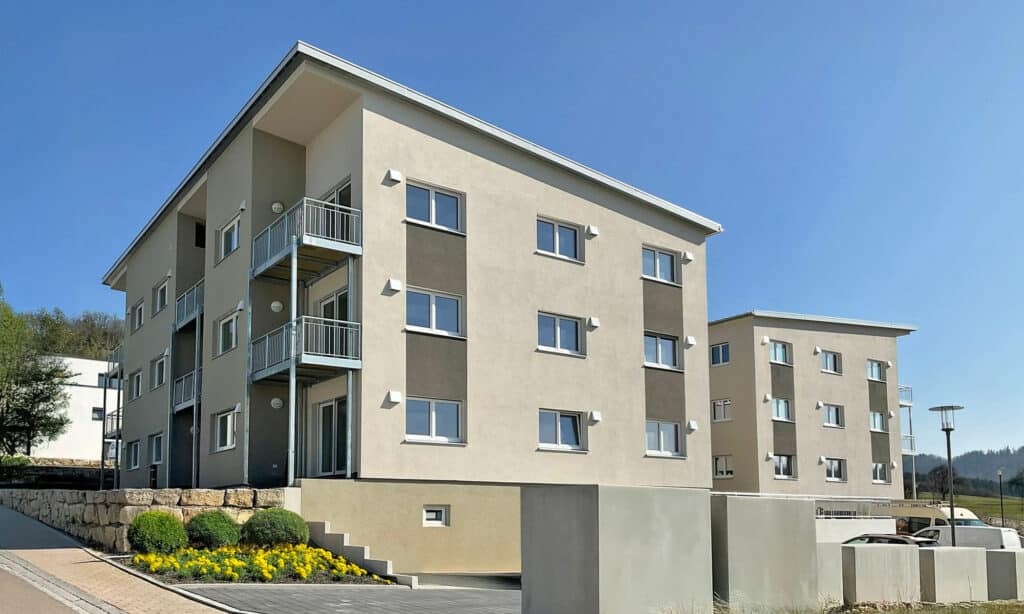 Bild mehr Familienhaus Fertighaus Weiss Einfahrt