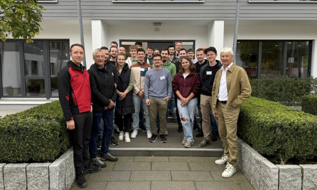 Am 30. September 2025 durften wir im Rahmen einer dreitägigen Studienfahrt die Schreinermeisteranwärterinnen und -anwärter bei uns in Oberrot-Scheuerhalden begrüßen. Nach den einleitenden Worten unseres Geschäftsführers Hans Volker Noller führte Abteilungsleiter Julian Knörzer die Gruppe durch unsere Musterhäuser und anschließend durch die Werkhallen.