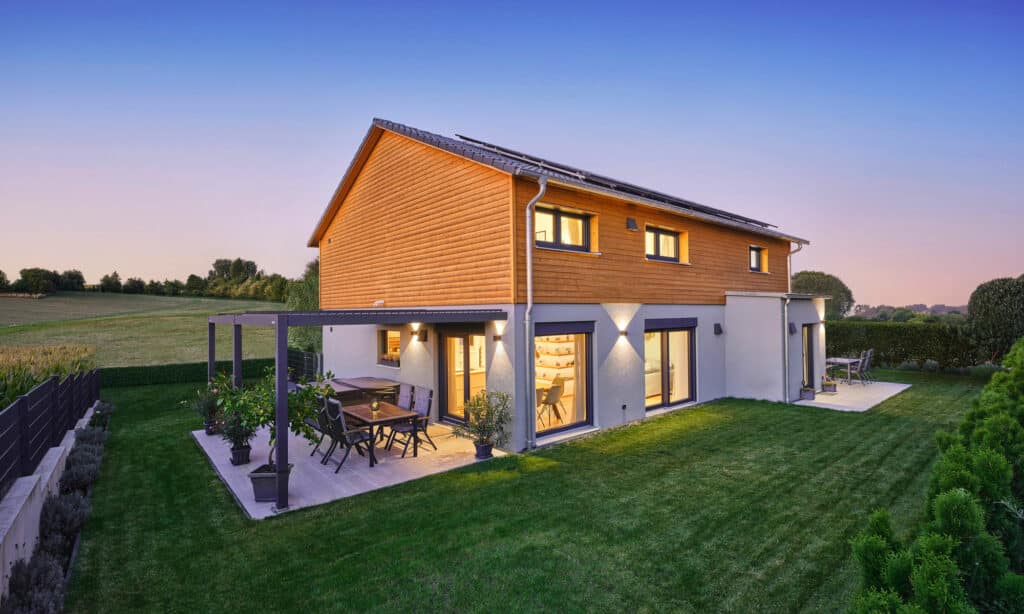 Warme Holzfassade trifft auf klare Putzflächen